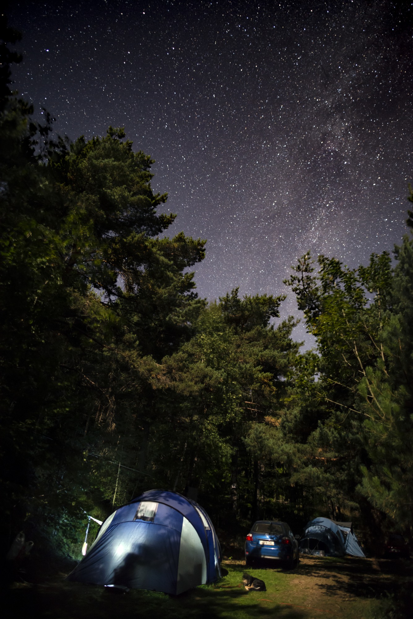 Acampada de noche con estrellas 